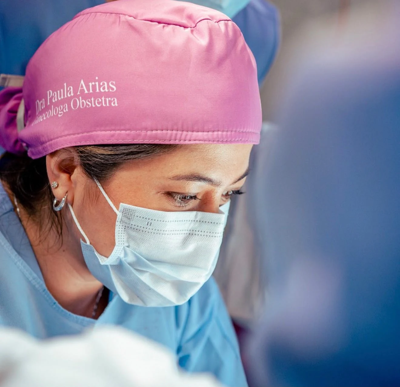 Dra. Paula Arias realizando cirug&iacute;a &iacute;ntima y est&eacute;tica en quir&oacute;fano de Cl&iacute;nica Zenska